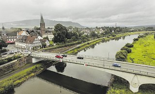 Die Weserbrücke in Höxter muss durch eine Pylon-Konstruktion verstärkt werden. Straßen NRW präsentierte jetzt drei Varianten. - (Archivbild) Jens Reddeker