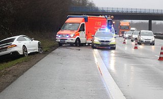 Der weiße Audi R7 Sportback schleuderte mehrfach um die eigene Achse und landete anschließend im Graben. - Polizei