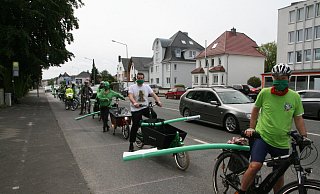 Im Mai machten Mitglieder verschiedener Organisationen auf der Neuhäuser Straße auf die Möglichkeit von Pop-up-Radwegen aufmerksam. - NW-Archiv / Andreas Götte
