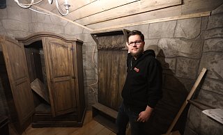 Sebastian Haupt gibt einen ersten Einblick in den neuen Escape-Room an der Königstraße. Noch ist dort Baustelle, aber ab Sommer sollen sich Besucher herausrätseln können. An den Wänden wurde echter Beton modelliert und weder Plastik noch Styropor genutzt. - Nicole Sielermann