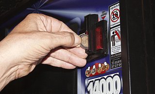Nach großen Verlusten an Geldspielautomaten ist ein Mann in Paderborn ausgerastet. - picture alliance / imageBROKER