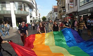 Mit der Regenbogenfahne wird auch in Paderborn für gesellschaftliche Diversität geworben. Die sehen manche in der polnischen Partnerstadt Przemysl gefährdet. - Archivfoto/Pader-Pride