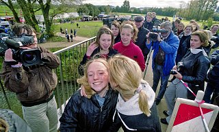 Die Freundinnen Annelie (l.), Leona und Karoline stehen 1999 Schlange für einen Kuss von Andrea Suwa auf der Werre-Weser-Kussbrücke. - Ulf Hanke