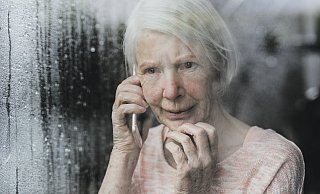 Einsamkeit: Sie ist gerade bei älteren Menschen derzeit ein großes Thema. Bei der Telefonseelsorge treffen Menschen jeden Alters mit ihren ganz eigenen Sorgen rund um die Uhr auf offene Ohren. - iStockphoto