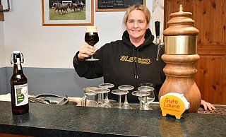 Gabriele Hüntemann braut auf dem Steinhagener Hof Kell seit elf Jahren regionales Bier. - Jonas Damme