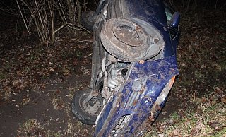 Der PKW schleuderte über die Fahrbahn in einen Straßengraben. - Foto: Polizei Minden-Lübbecke