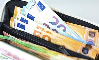 Seine Söhne sind davon überzeugt, dass falsche Freunde ihren demenzkranken Vater um seine Ersparnisse gebracht haben (Symbolfoto) - Claus Frickemeier