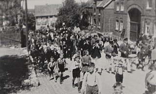 Das Schützenfest 1955 mit Festumzug, Musikern und Oberst hoch zu Ross: Damals wurde die Schützenbruderschaft Dringenberg 380 Jahre. Mindestens. Denn die Ursprünge des Schützenwesens gehen bis ins 13. Jahrhundert zurück. - Schützenchronik