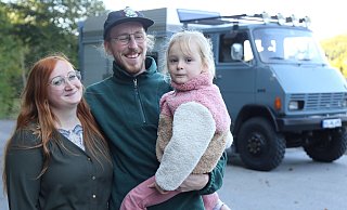 Nadine Sork, Leon Schmitz und die kleine Viktoria aus Minden-Lübbecke präsentieren stolz ihren Van. - Lena Kley