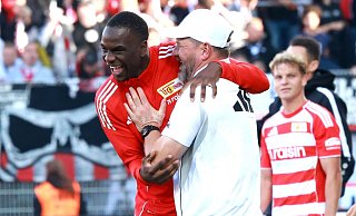 Zwei Ex-Paderborner unter sich: Union-Trainer Steffen Baumgart herzt nach dem Sieg gegen Stuttgart seinen Doppeltorschützen Ilyas Ansah. - Picture Alliance