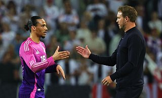 Deutschlands Leroy Sane (l) und Bundestrainer Julian Nagelsmann klatschen miteinander ab. - Christian Charisius/dpa