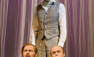Thomas Wehling spielt Autor Giuseppe Tomasi di Lampedusa (hinten). Er kommentiert, was Fürst Don Fabrizio (Thomas Wolff) und Pater Pirrone (Stefan Imholz, v.l.) erleben. - FOTO: OTTENDÖRFER