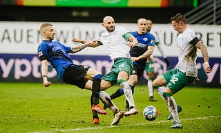 Stürmer Felix Platte (l.) hatte das 3:1 für den SCP erzielt, doch Bremens Kapitän Ömer Toprak (M.) schoss Werder am Ende zu einem glücklichen 4:3-Sieg. - Besim Mazhiqi