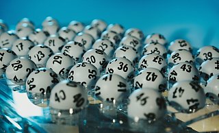 Ein Spielteilnehmer aus dem Rhein-Kreis Neuss knackte bei der Samstags-Ziehung (21. Juni) von LOTTO 6aus49 den Jackpot. Den Gewinn von rund 9 Millionen Euro hat er dank WestLotto-Karte schon bald auf dem Konto. - © Anton Minayev