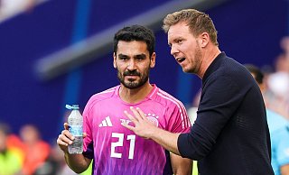 Ein Bild, das nun Vergangenheit ist: Bundestrainer Julian Nagelsmann und Kapitän Ilkay Gündogan im Gespräch am Spielfeldrand. - Christian Charisius/dpa