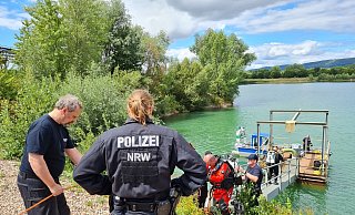 Die Taucher aus Bochum gehen zum Boot und suchen dann zwei Stellen im See ab. - Ilja Regier