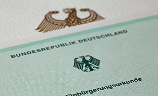 Eine Einbürgerungsurkunde der Bundesrepublik Deutschland. - Fernando Gutierrez-Juarez/dpa