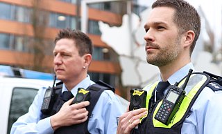 Polizisten in Herford mit Bodycams im Einsatz: Die Kameras sollen Übergriffe verhindern und für mehr Sicherheit sorgen. - Symbolfoto: Polizei