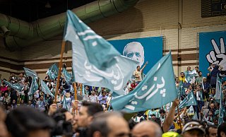 Anhänger von Peseschkian (nicht im Bild), Präsidenschaftskandidat des Reformlagers, jubeln bei einer Wahlkampfveranstaltung in der Hauptstadt - Arne Immanuel Bänsch/dpa