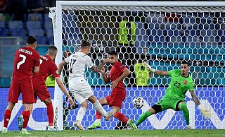 Ciro Immobile (M) sorgte mit seinem Tor zum 2:0 für die Vorentscheidung beim Auftaktsieg Italiens gegen die Türkei. - Foto: Ettore Ferrari/EPA Pool/AP/dpa