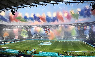 Farbenfroh: Mit einer Eröffnungszeremonie wurde die Fußball-EM in Rom eröffnet. - Foto: Matthias Balk/dpa