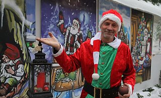 Mike Lammers vor der Wand mit den Weihnachtsgeschichten, die der Mindener Graffiti-Künstler Jason Holloway gestaltet hat. - Klaus Frensing