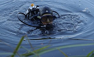 Marc Richards ist fast eine Stunde in der Ems unterwegs. - Burkhard Hoeltzenbein