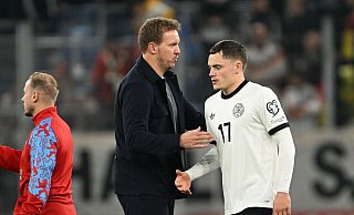 Bundestrainer Nagelsmann (l.) bedankt sich bei Wirtz für seinen Einsatz. - Federico Gambarini/dpa