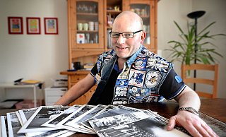 Hat seine Kutte aus alten Tagen übergezogen: Stefan Stricker war einer der Schreiber des Fanzines „Um halb vier ...". Zuhause verwahrt er die 20 Ausgaben aus den Jahren 1995 bis 2000, die den Machern damals aus den Händen gerissen wurden. - Andreas Frücht