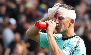 Paderborns Innenverteidiger Uwe Hünemeier musste nach der Kollision mit seinem Kapitän Ron Schallenberg mit einer Platzwunde ausgewechselt werden. - IMAGO/Hübner