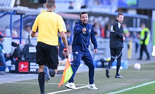 SCP-Coach Ralf Kettemann beschwert sich zu heftig über eine Entscheidung des Schiedsrichters und sieht die erste Gelbe Karte seiner Trainerkarriere. - Teresa Kröger