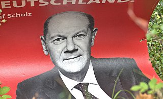 Mehrere Wahlplakate wurden am Montagabend in Gütersloh angezündet. - Symbolfoto/ Andreas Frücht