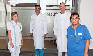 Vera Henkemeier (v.l.), Andreas Zaruchas, Torsten Meier und Mirka Schwöppe stehen stellvertretend für alle Mitarbeitenden des Brüderkrankenhauses, die sich um an Covid 19-Erkrankte Patienten gekümmert haben. - Brüderkrankenhaus