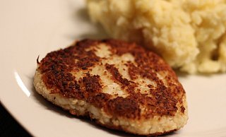 Guten Appetit: Goldbraune Blumenkohlbratlinge. - Carina Glöckner