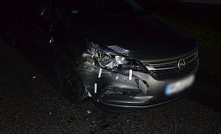 Der Frontbereich des Opel wurde durch den Aufprall erheblich demoliert. Foto: Polizei Herford - Polizei Herford