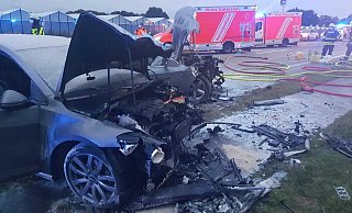 Der frontale Aufprall auf der Brackweder Straße hat die Vorderfronten der beiden Fahrzeuge völlig zerstört. Die drei Insassen wurden mit schweren Verletzungen ins Krankenhaus gebracht. Das Auto des Unfallverursachers rutsche hingegen die Böschung hinab und landete auf dem Grundstück des Gartencenters. - Andreas Eickhoff