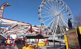 Das Riesenrad auf dem Janup dreht sich mit geschlossenen Kabinen, die mehr Sicherheit und Wetterschutz bieten. - Frank-Michael Kiel-Steinkamp
