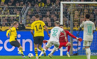 Dortmunds Julian Brandt (l) erzielte in seinem 300. Bundesligaspiel das Siegtor. - David Inderlied/dpa