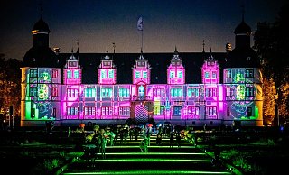 Video-Mapping: Die Projektionen aufs Neuhäuser Schloß faszinieren die Besucher. - Besim Mazhiqi