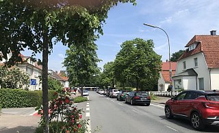 Zweimal pro Stunde staut sich der Verkehr vor den geschlossenen Schranken am Haller Bahnhof. Jetzt soll nach einem Antrag der FDP die Möglichkeit einer Unterführung geprüft werden. - Heiko Kaiser