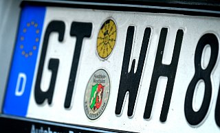Bestimmte Buchstaben- und Zahlenkombinationen sind in Deutschland auf Nummernschildern verboten, weil sie gegen die „guten Sitten" verstoßen – etwa, weil sie die NS-Zeit verherrlichen. WH-88 gehört allerdings nicht dazu. - Montage/ Andreas Frücht