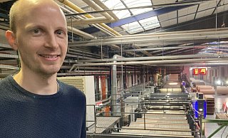 Yannick Kremeyer vom Wellteam-Marketing gewährt einen Blick auf die neue Wellpappenanlage. - Matthias Bungeroth