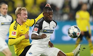 SCP-Stürmer Streli Mamba (r.), hier gegen BVB-Akteur Julian Brandt, wird in Osnabrück erst zum zweiten Mal in dieser Saison im Paderborner 20er-Aufgebot stehen. - picture alliance