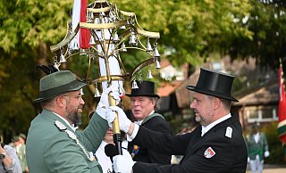 Kommandeur Thomas Wiesemann übergibt den Schellenbaum an den neuen Schellenbaumträger Steven Noble. - Thomas Kube