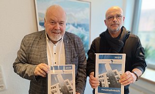Kirchlengerns Bürgermeister Rüdiger Meier (l.) und Kämmerer Hans-Gerhard Busse präsentieren den Haushaltsentwurf 2025. - Sven Hauhart