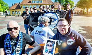 Auf dem Siggi trifft sich „Schwarz Vice Blau“ – und der verstorbene Eike ist immer dabei. Bruder Tim Plöger zeigt sein Bild, links Thomas Knubel. - Barbara Franke
