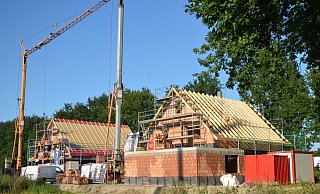 Im südlichen Bereich der westlichen Erweiterung des Baugebiets In den Emswiesen wird bereits emsig gebaut. - Birgit Vredenburg