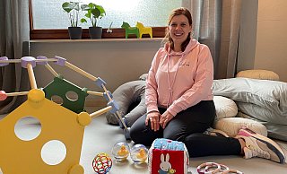Linda Weiß eröffnet bald ihren "Familien-Raum" in Bünde. Ein Klettergerüst und Spielzeug stehen in dem Kursraum schon bereit. - Shannon-Lee Bendig
