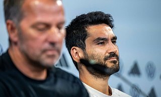 Unter Hansi Flick soll Ilkay Gündogan (r) beim FC Barcelona keine Rolle mehr spielen. - David Inderlied/dpa