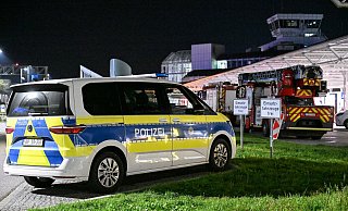Polizei und Feuerwehr sind nach Drohnensichtungen und Flugausfällen am Flughafen München im Einsatz. - Jason Tschepljakow/dpa